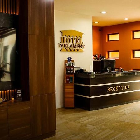 Hotel Parlament Пристина Екстериор снимка