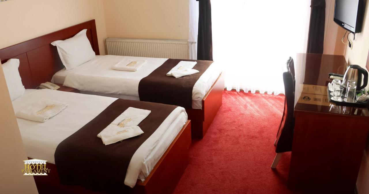 Hotel Parlament Пристина Екстериор снимка