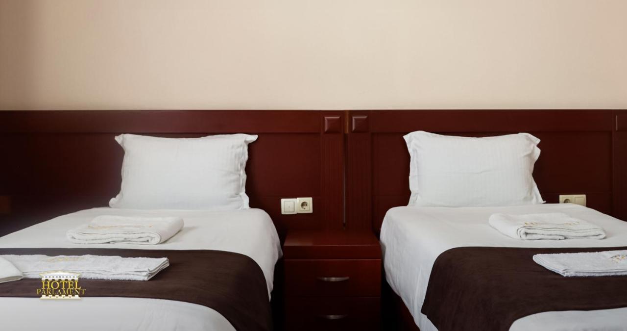 Hotel Parlament Пристина Екстериор снимка
