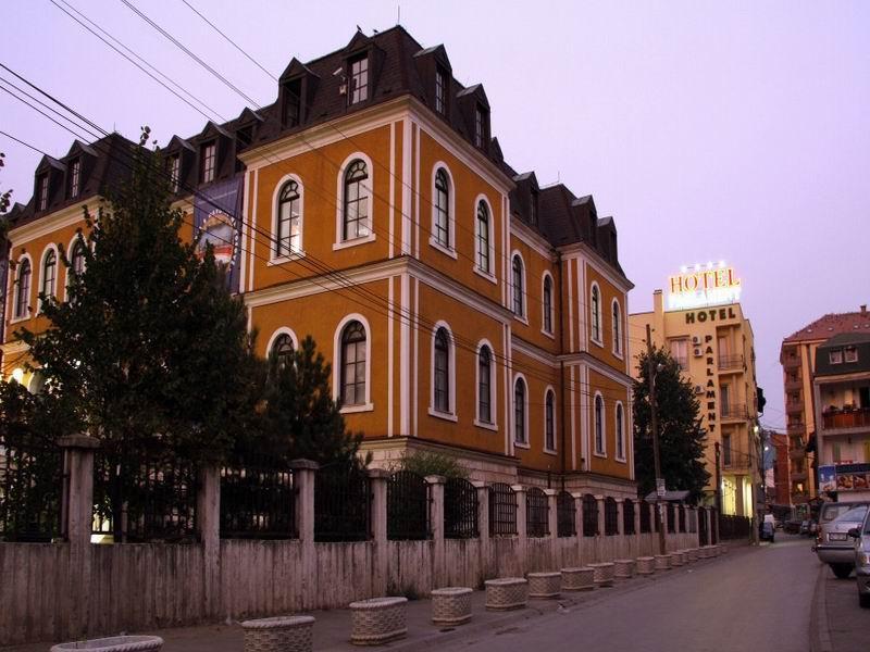 Hotel Parlament Пристина Екстериор снимка