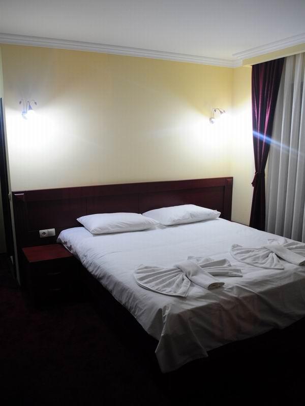 Hotel Parlament Пристина Екстериор снимка